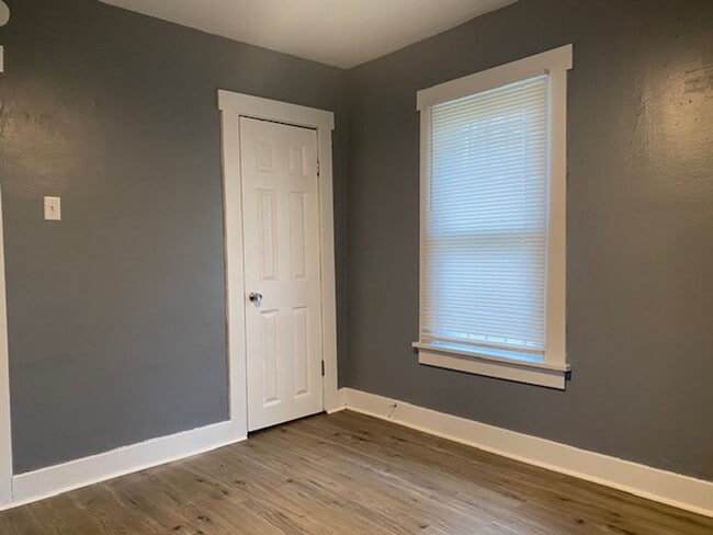 Building Photo - Two bedroom, one bath home located in Dayton*