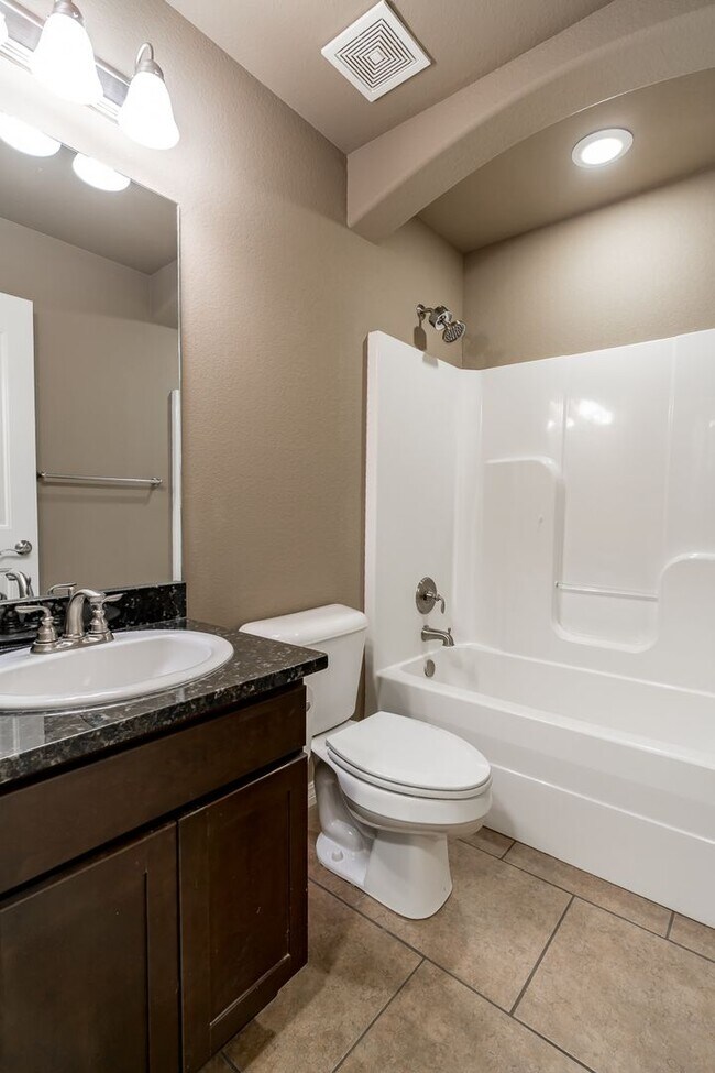 Building Photo - Beautiful 3-bedroom 2 bath Home in Fayetteville!! New Vinyl Plank Floors!