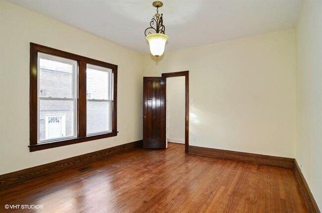 Building Photo - 3 bedroom in Chicago IL 60630