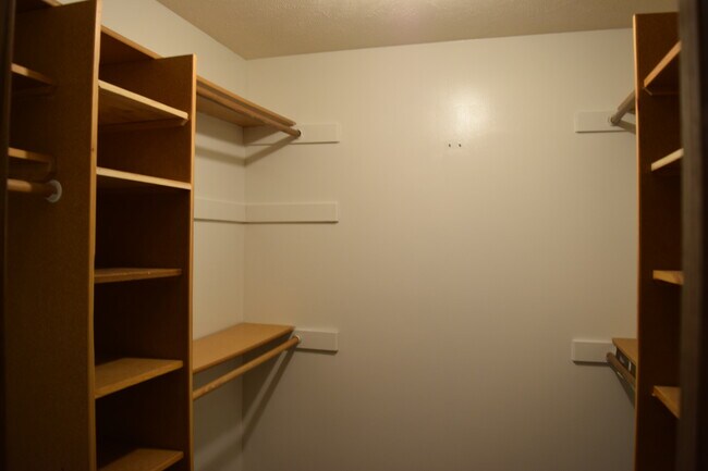Building Photo - 2210 Skyline Dr