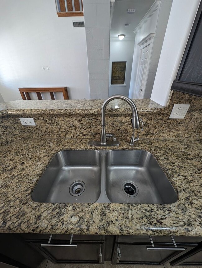 Building Photo - BEAUTIFUL executive style home w/ entertainer's dream backyard!