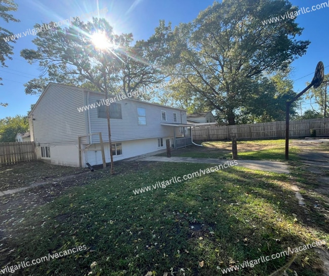 Building Photo - 3 spacious bedrooms, 2 full bathrooms home...