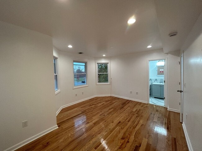 Building Photo - Stunning 5-Bedroom Home