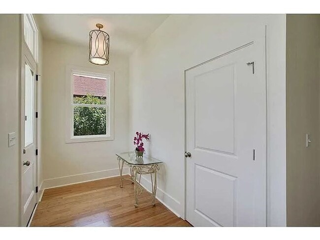 Building Photo - Newly Updated 2BD/2BA Near Oak St