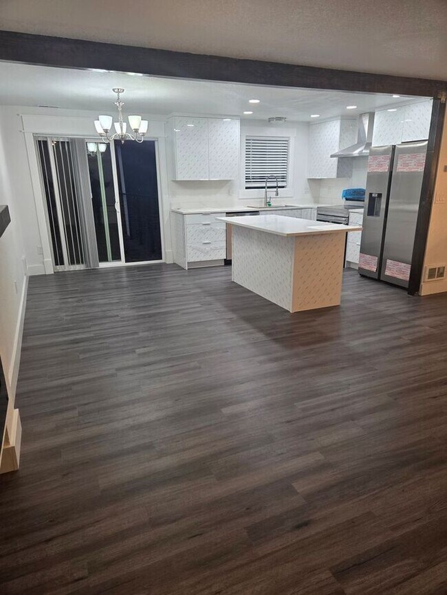 Building Photo - Must see Interior!! Tacoma 5 Bed with Large Fenced Back Yard on Dead End Street!