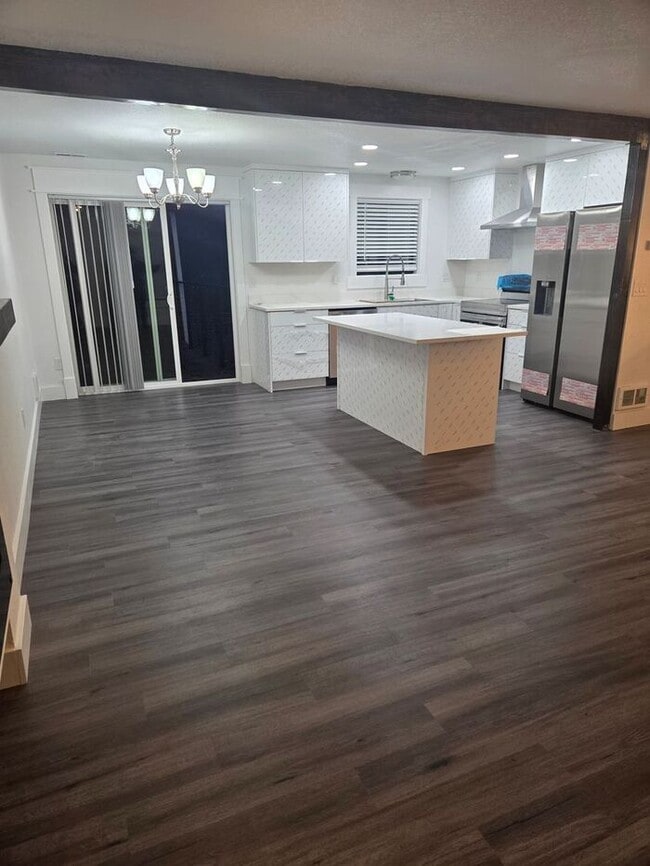 Building Photo - Tacoma 5 Bed, 2 Bath Split Level With Large Fenced Back Yard on Dead End Street!