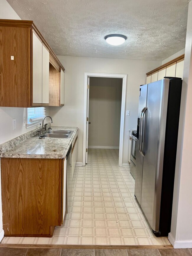 Building Photo - COMING SOON! 3 Bedroom, 2 Bath Home off Ne...