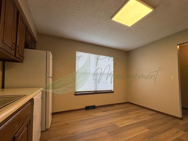 Building Photo - SPACIOUS LAYOUT