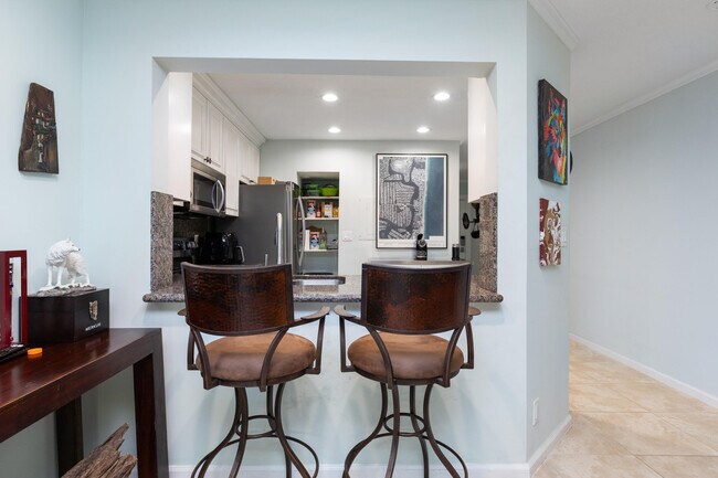 Building Photo - 961 S Ocean Dr