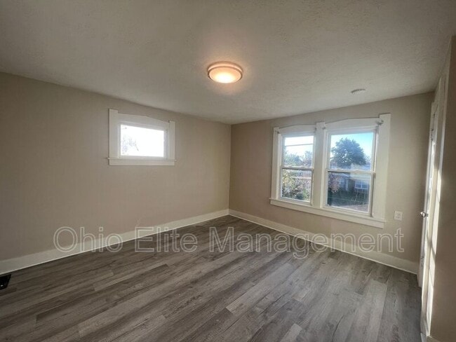 Building Photo - 898 E 13th Ave