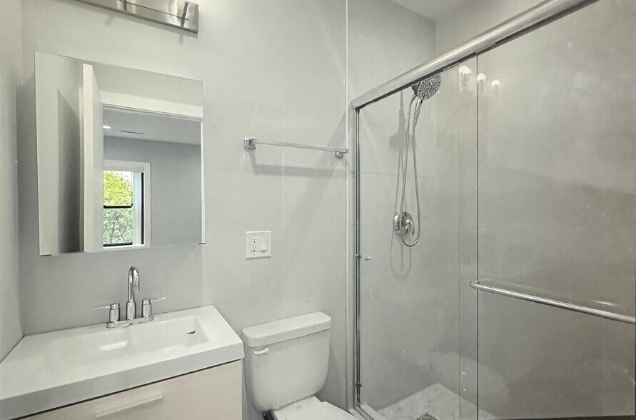 Building Photo - 1551 W Juneway Ter