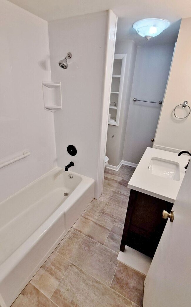 Building Photo - 400-404 Moul Avenue