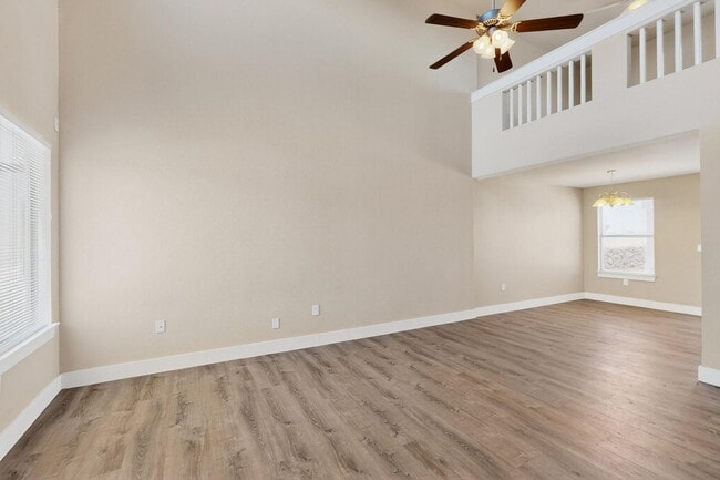 Building Photo - Two story 3 bedroom 2.5 bath in Santa Tere...
