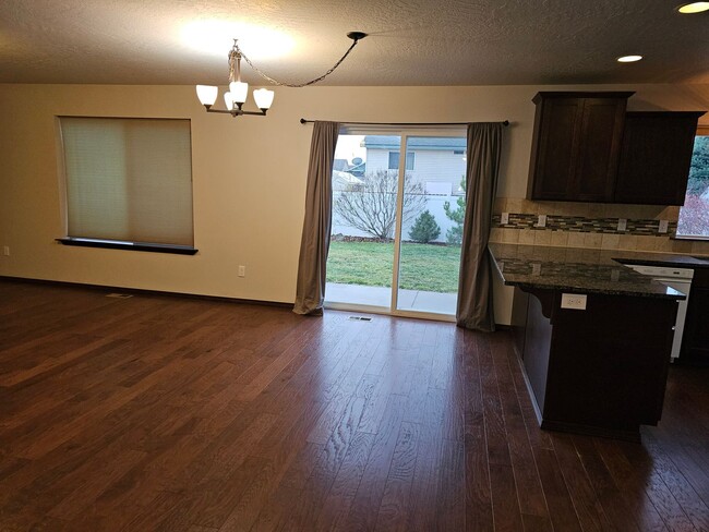 Building Photo - Beautiful 4 bedroom 2.5 bath CDA home for ...