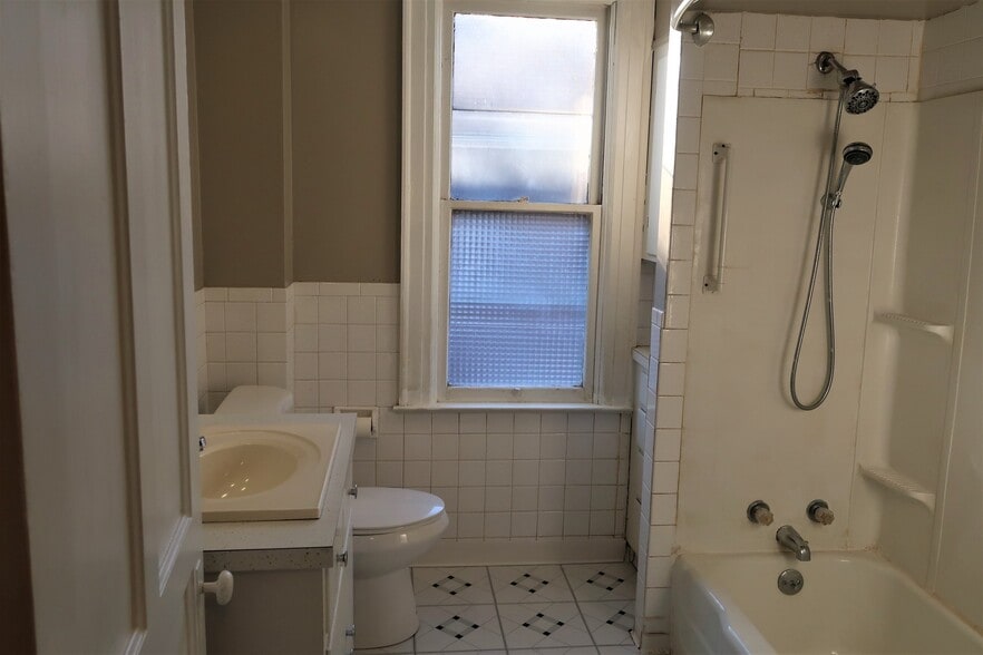 Building Photo - 238 Miller St