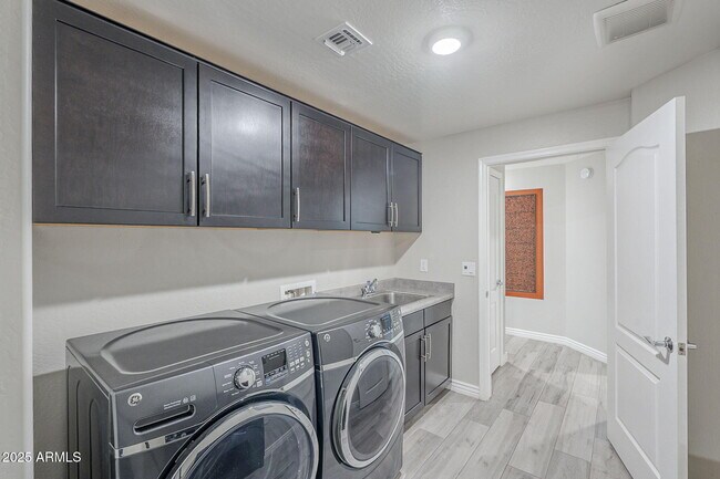 Building Photo - 2425 W Bronco Butte Trl