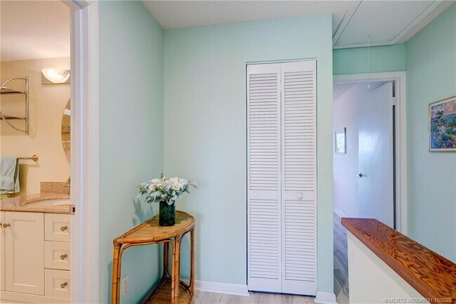 Building Photo - 5532 NE Gulfstream Way