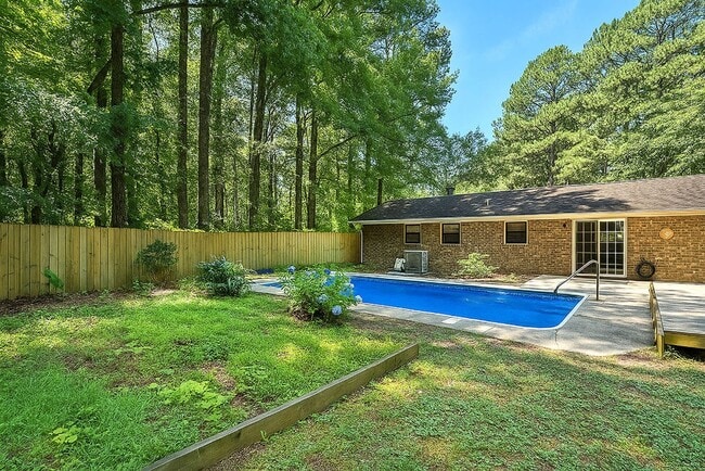 Building Photo - Charming 3BR 1 BTH Home with Inground Pool...