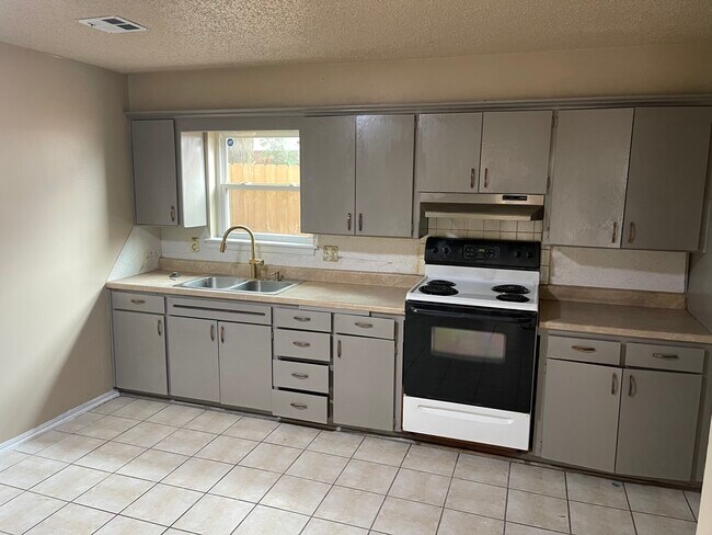 Building Photo - 5818 NW 33rd St