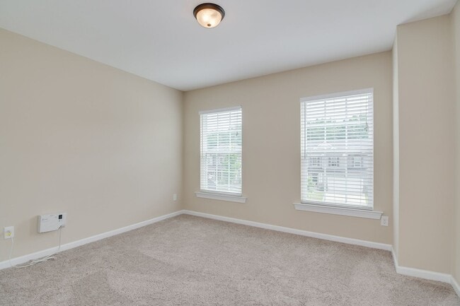 Building Photo - Canterbury Farms - 4 Bed 2.5 Bath