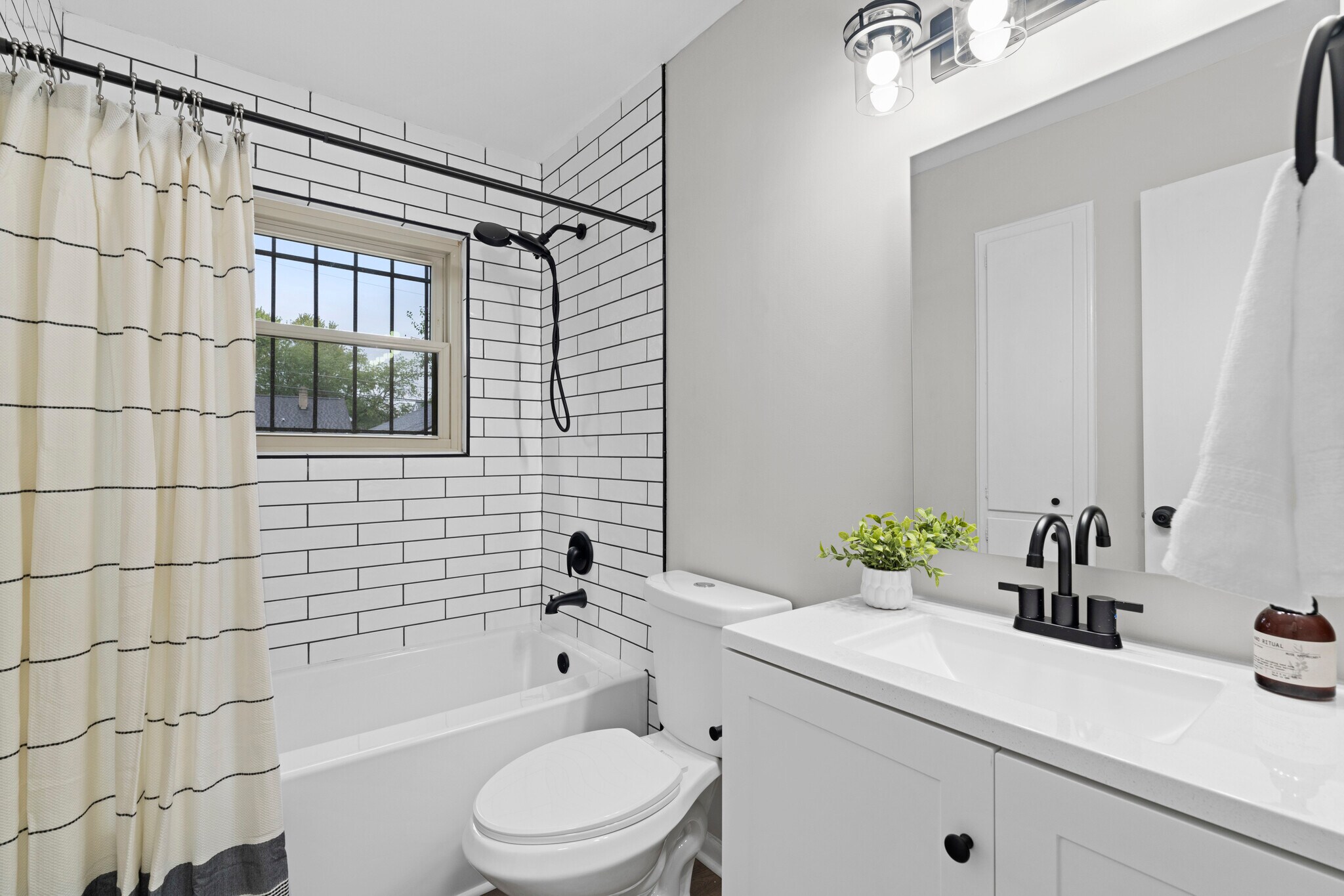 Building Photo - 986 Loretta Ave