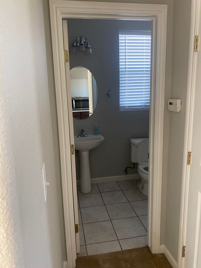 Building Photo - 5 bedroom 3 bathroom in Hanford!