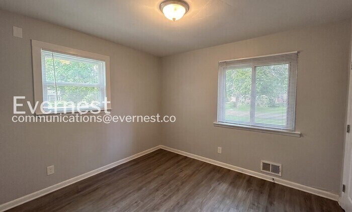 Building Photo - 3227 Hobart Dr NW