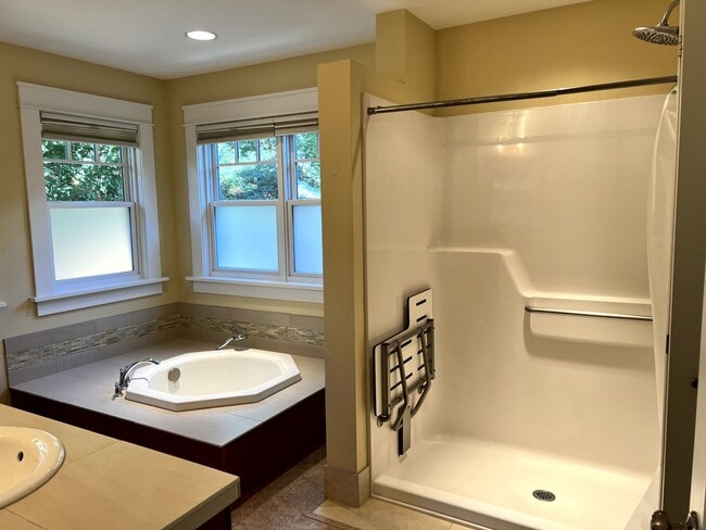 Building Photo - Charming Historical Home, Desirable Downtown Location. Flexible Lease Terms, 30-day Min. All Util...