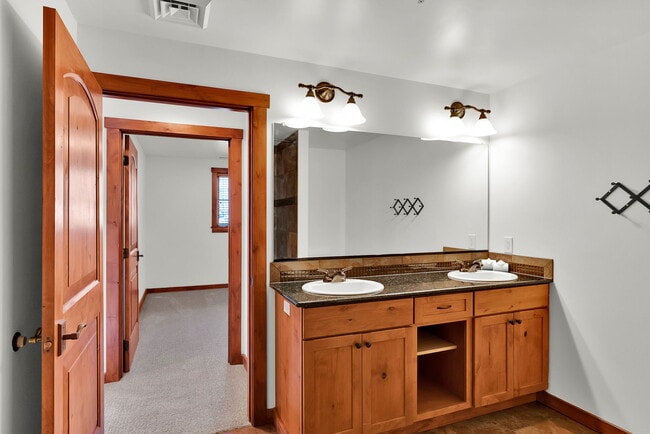 Building Photo - 834 Mc Kinley Ave W