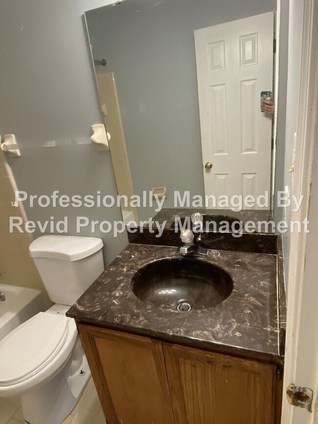 Building Photo - 2 Bedroom Townhome