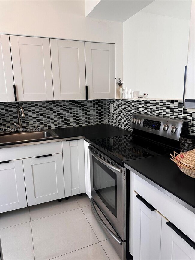 Building Photo - 10250 W Bay Harbor Dr