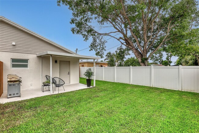 Building Photo - 414 W Mango St