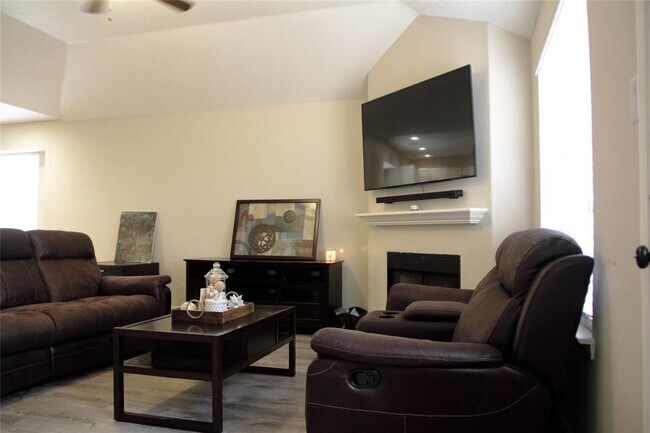 Building Photo - 1803 Edinburg Ave