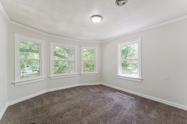 Building Photo - Welcome home to this stunning, light-filled rental that truly has it all! Featuring huge living s...