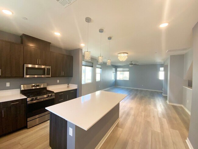 Building Photo - 5460 Shorefront Dr