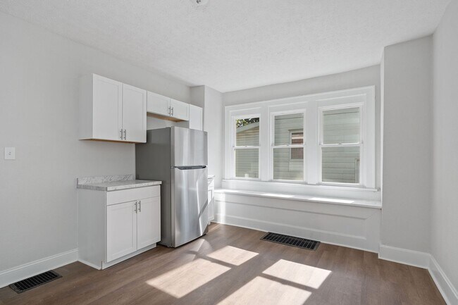 Building Photo - PRICE HILL - Stunning 4 bed 2 bath on quiet cul de sac street