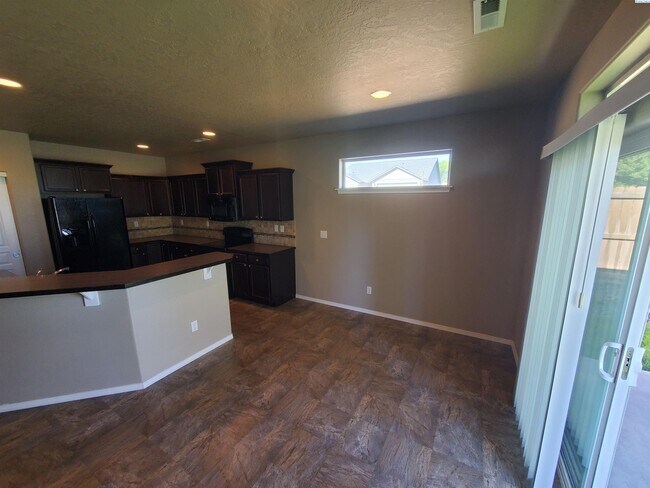 Building Photo - For rent West Kennewick