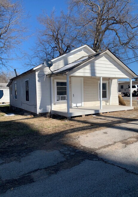 Building Photo - 219 N Bristow Ave