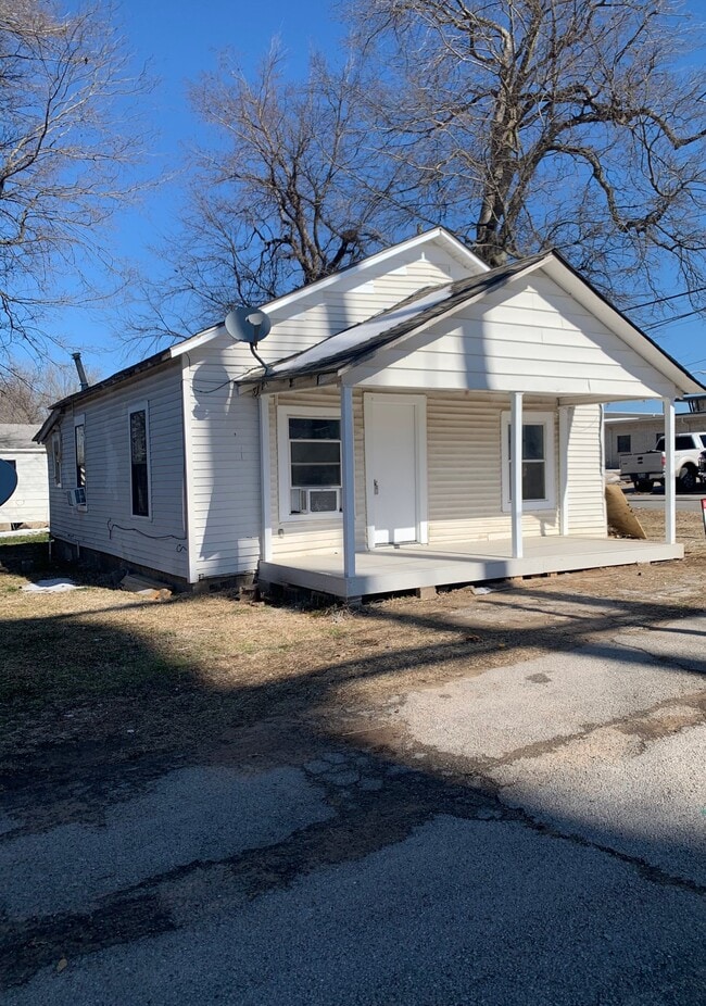 Building Photo - 219 N Bristow Ave