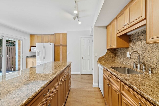 Building Photo - Ready Now! 3 bedroom Townhouse in Annapolis!