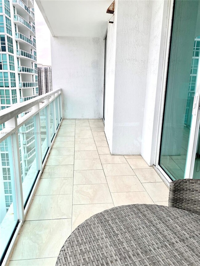 Building Photo - 950 Brickell Bay Dr