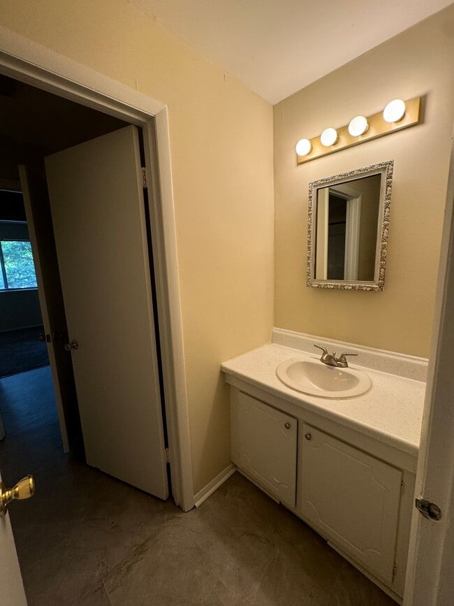 Building Photo - 2BR/1.5BA Townhome Style Apartment