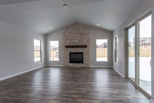 Building Photo - Exceptional 4-Bedroom Home with Dual Fireplaces, Main Level Master Suite, and Spacious Basement -...