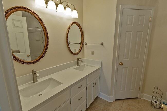 Building Photo - New Price!