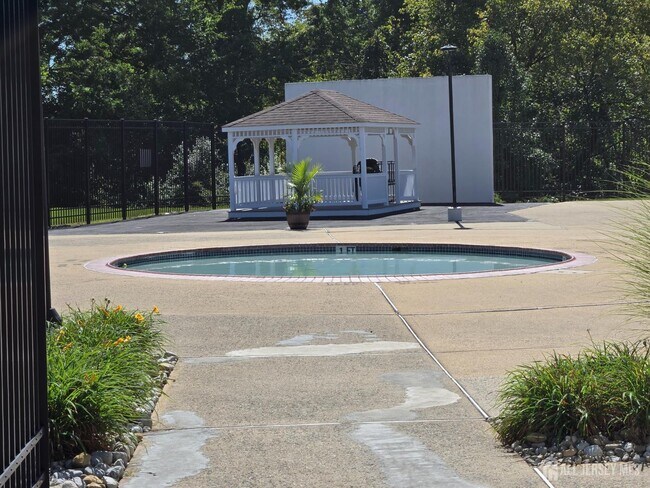 Building Photo - 3612 Bloomingdale Dr