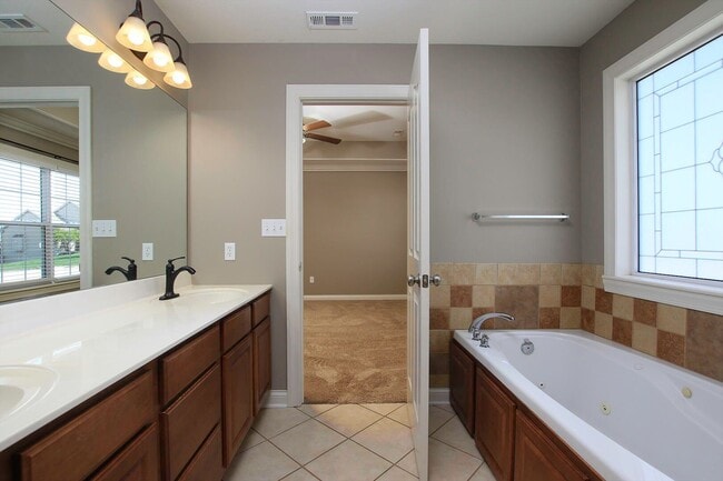 Building Photo - Charming 3 Bedroom/2 Bath in Mill Creek Manor with Spacious Garage