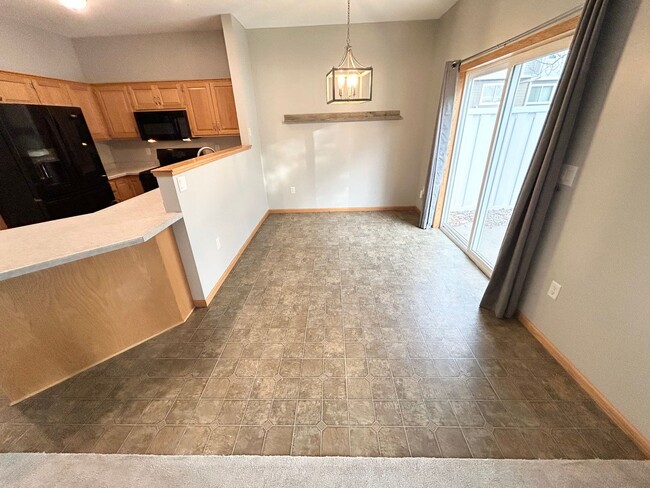 Building Photo - Newly Renovated 3 bed 3 bath 2 car garage ...