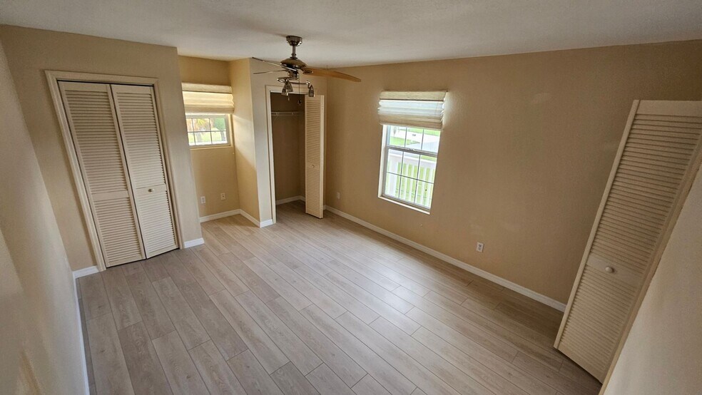 Building Photo - 3340 Oleander Dr