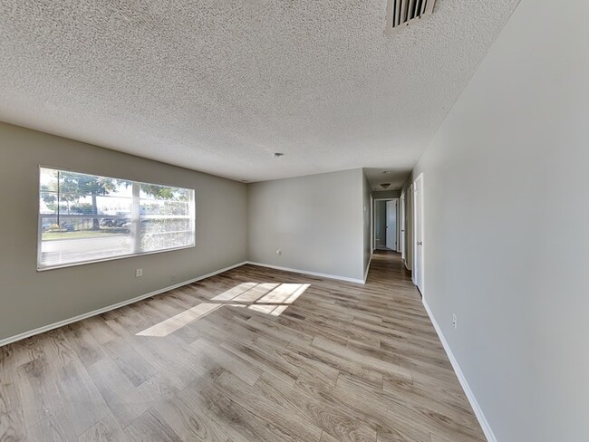 Building Photo - MOVE IN SPECIAL***3/1.5 Home With New Luxu...