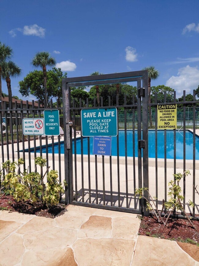 Building Photo - 4524 Oak Terrace Dr